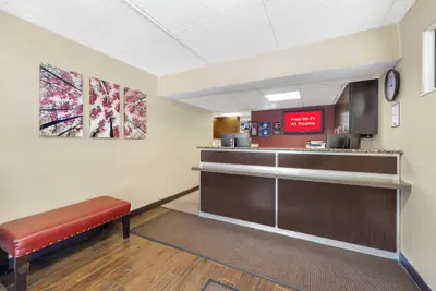 Photo 5 - HomeTowne Studios by Red Roof Buffalo - Niagara Airport
