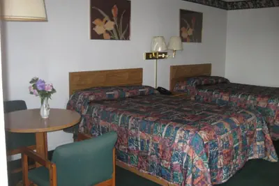 Photo 2 - Sundown Inn