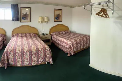 Photo 4 - Sundown Inn