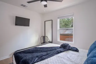 Photo 5 - Historic Comfort 2BR/1BA Guesthouse Near Riverwalk