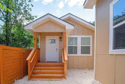 Photo 2 - Historic Comfort 2BR/1BA Guesthouse Near Riverwalk
