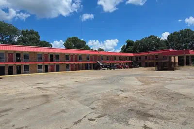Photo 2 - c towninn and suites