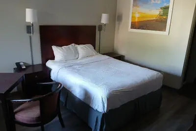 Photo 3 - Days Inn & Suites by Wyndham Albuquerque West