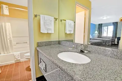 Photo 4 - Days Inn & Suites by Wyndham Albuquerque West