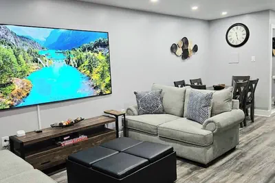 Photo 2 - Cozy Home near City Center with Hot tub
