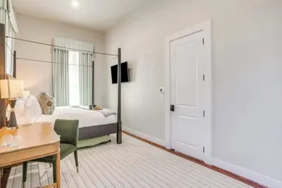 Photo 4 - Nutt House Hotel
