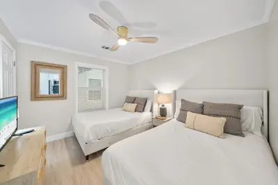 Photo 4 - Beachside Villas 811