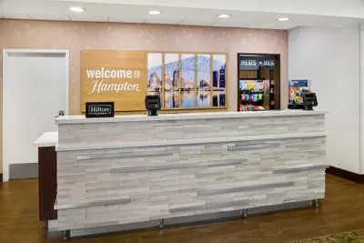 Photo 3 - Hampton Inn & Suites Detroit/Troy