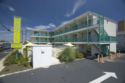 Photo 2 - The Shangri La Motel