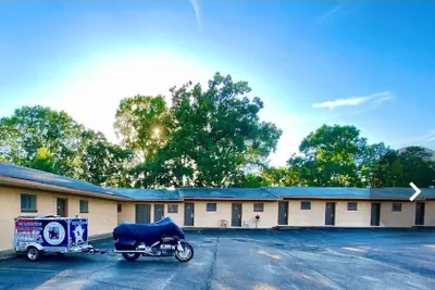Photo 2 - Hollywood Motel