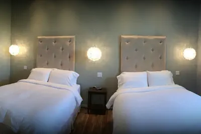 Photo 4 - The Harkness Hotel