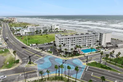 Photo 2 - Howard Johnson by Wyndham Oceanfront Daytona Beach