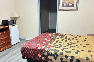 Photo 4 - Budget Inn Express