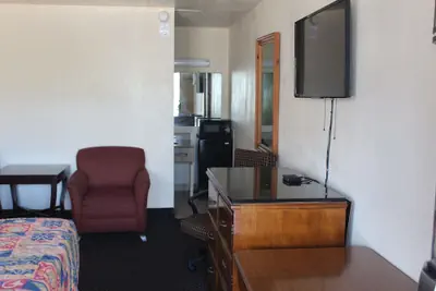 Photo 5 - Express Inn