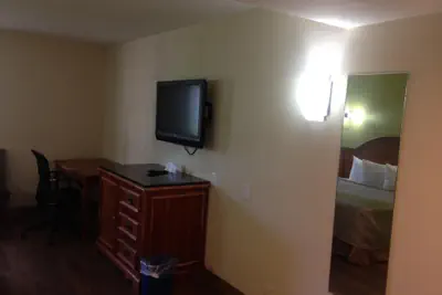 Photo 2 - Red Carpet Inn New Brunswick