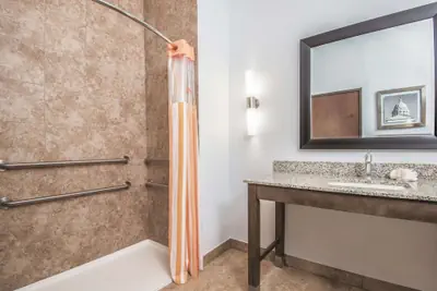 Photo 4 - La Quinta Inn & Suites by Wyndham Guthrie