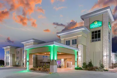 Photo 2 - La Quinta Inn & Suites by Wyndham Guthrie