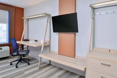 Photo 3 - Holiday Inn Express & Suites Farmington Hills - Detroit by IHG