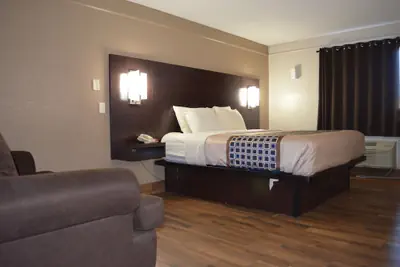 Photo 2 - Hill Country Inn Marble Falls