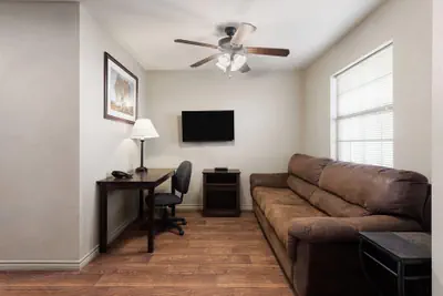 Photo 5 - Eagle's Den Suites Big Spring a Travelodge by Wyndham