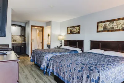 Photo 4 - Town House Inn