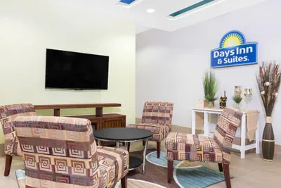 Photo 4 - Days Inn & Suites by Wyndham Madisonville