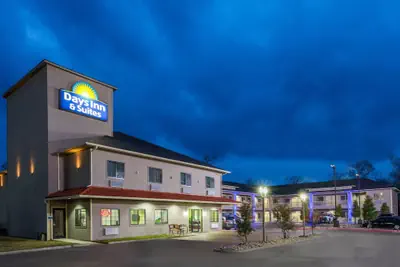 Photo 2 - Days Inn & Suites by Wyndham Madisonville