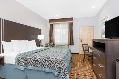 Photo 5 - Days Inn & Suites by Wyndham Madisonville