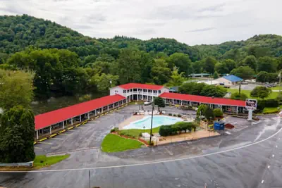 Photo 2 - Lloyd's On The River Country Inn By OYO