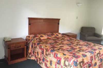 Photo 5 - Golden Hills Motel