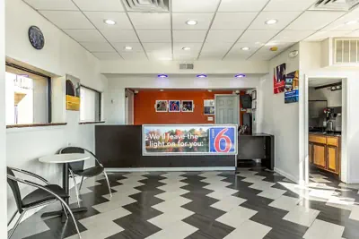 Photo 4 - Motel 6 Elizabeth, NJ - Newark Liberty Intl Airport