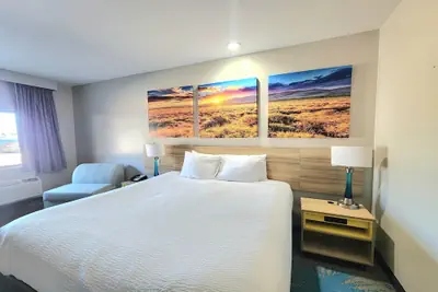 Photo 5 - Days Inn & Suites by Wyndham Katy