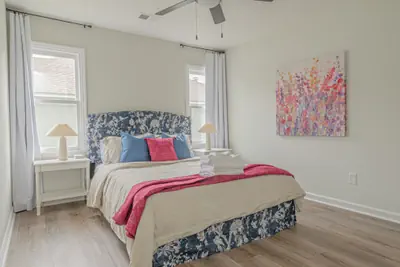Photo 4 - 6-Bed Artistic Home with Game room