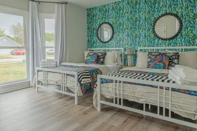 Photo 2 - 6-Bed Artistic Home with Game room