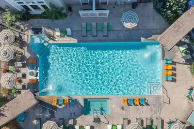 Photo 5 - New Upscale 1BR Stay With Mini Golf Sauna Heated Pool