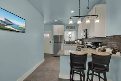 Photo 5 - Modern Casita With Hot Tub Six Minutes From Main Street