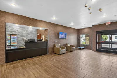 Photo 3 - Cobblestone Hotel & Suites - Waukesha/West Milwaukee