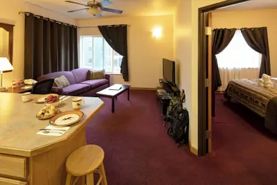 Photo 3 - Totem Hotel and Suites