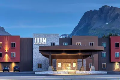 Photo 2 - Totem Hotel and Suites