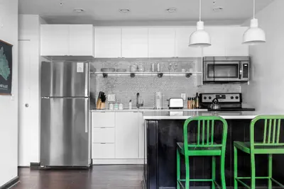 Photo 4 - Sleeps 8 Stylish Sobro Suites, Walk to Dining, Drinks & More by Avantstay