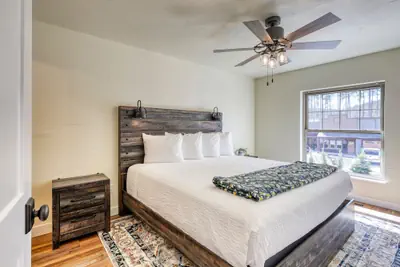 Photo 5 - Gold Mining Condo King Bed Modern Comforts