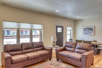 Photo 4 - Gold Mining Condo King Bed Modern Comforts