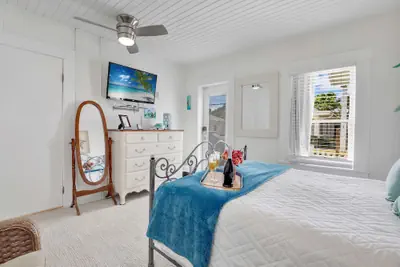 Photo 4 - Hibiscus House Bed Breakfast Inn Turtle Room Bed-ada