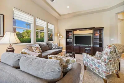 Photo 4 - Stylish 2BR w Spa Patio