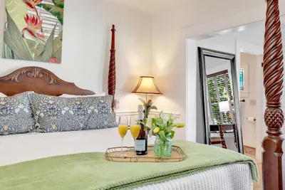 Photo 5 - Hibiscus House Bed Breakfast Inn Parrot Room