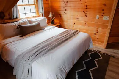 Photo 5 - Sleeps 16! Luxury Cabin With Game Room & Hot Tub