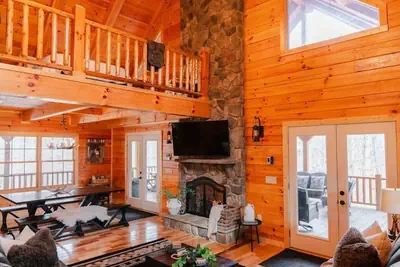 Photo 2 - Sleeps 16! Luxury Cabin With Game Room & Hot Tub
