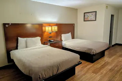 Photo 2 - Forsythia Inn