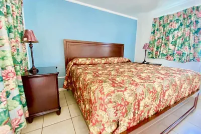 Photo 2 - Glades Motel