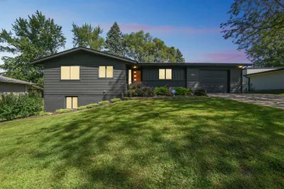 Photo 2 - Iowa City 4br Backyard Walk To Stadium 4 Bedroom Home